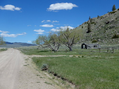 GDMBR: Another old dwelling near the turn off for Elk Lake Road.
